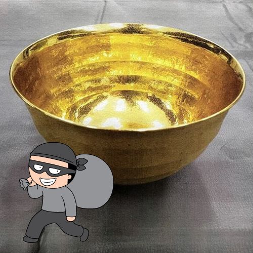 Người đàn ông lấy cắp bát vàng 10 triệu yên để uống trà